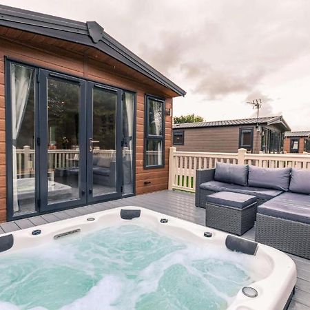 The Serenity Lodge With Hot Tub York Luaran gambar