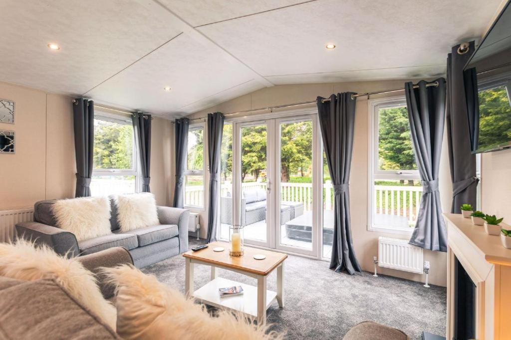 The Serenity Lodge With Hot Tub York Luaran gambar