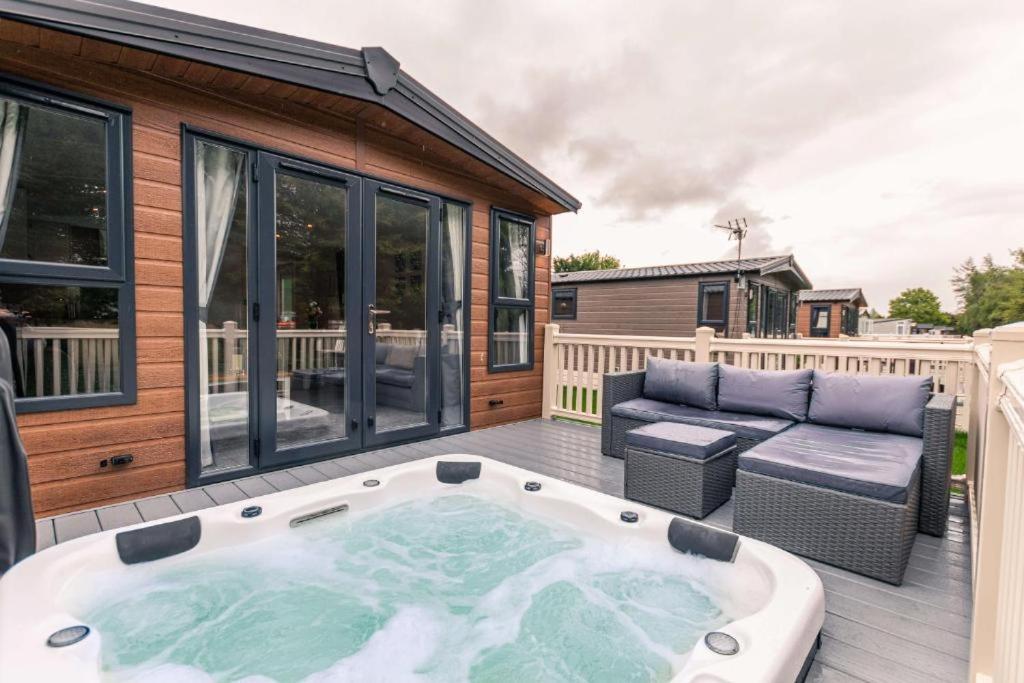 The Serenity Lodge With Hot Tub York Luaran gambar