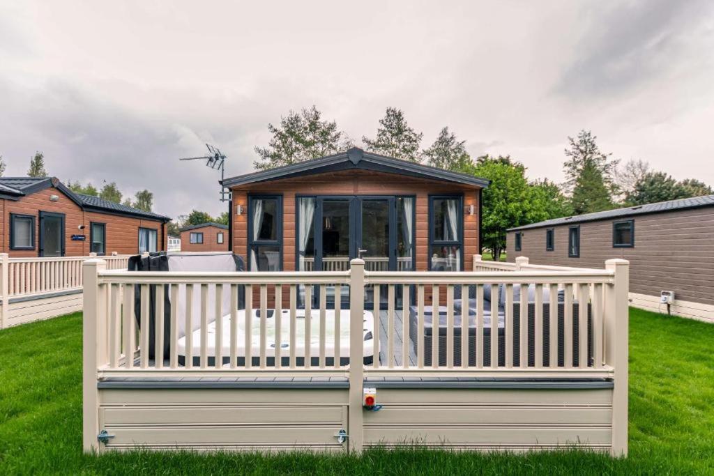 The Serenity Lodge With Hot Tub York Luaran gambar